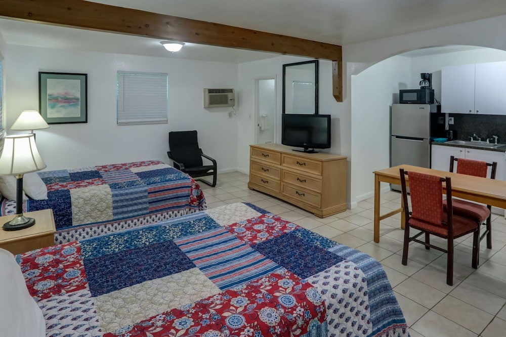 richards motel courtyard