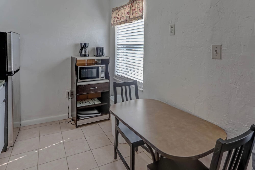 richards motel courtyard