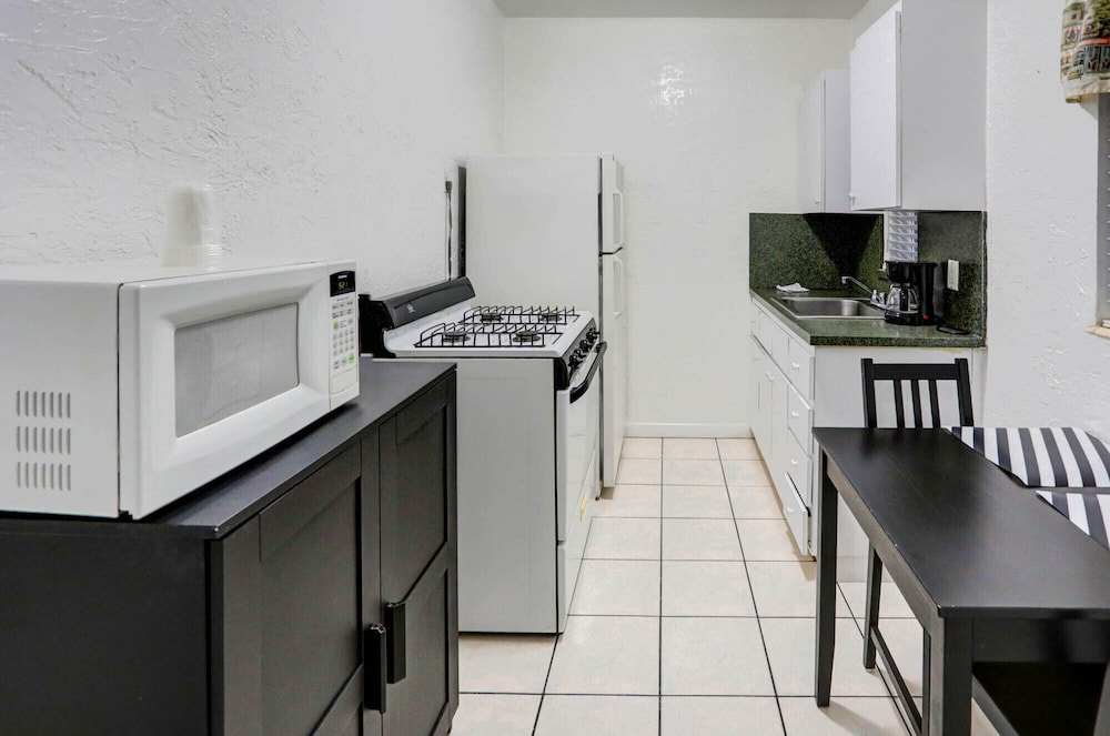 richards motel courtyard