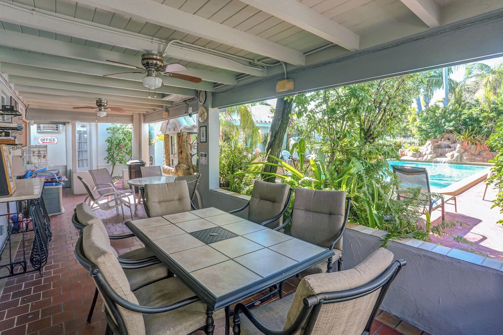 richards motel courtyard