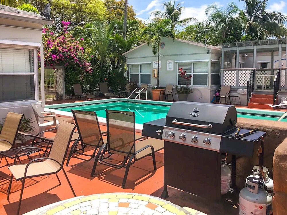 richards motel courtyard