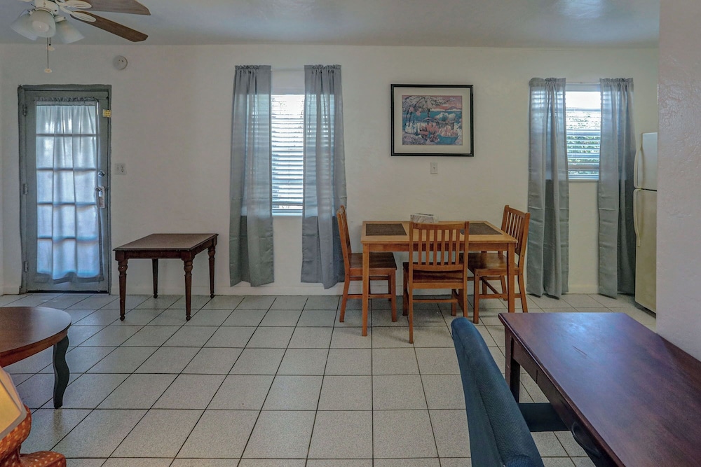 richards motel courtyard