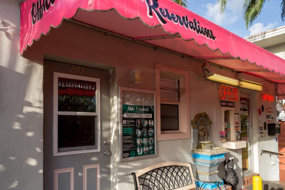 richards motel courtyard