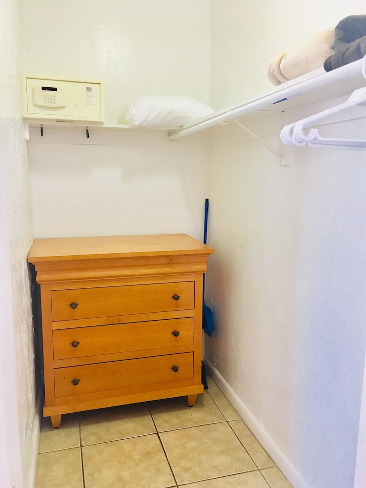 richards motel courtyard