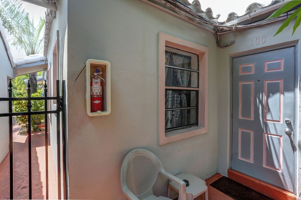 richards motel courtyard