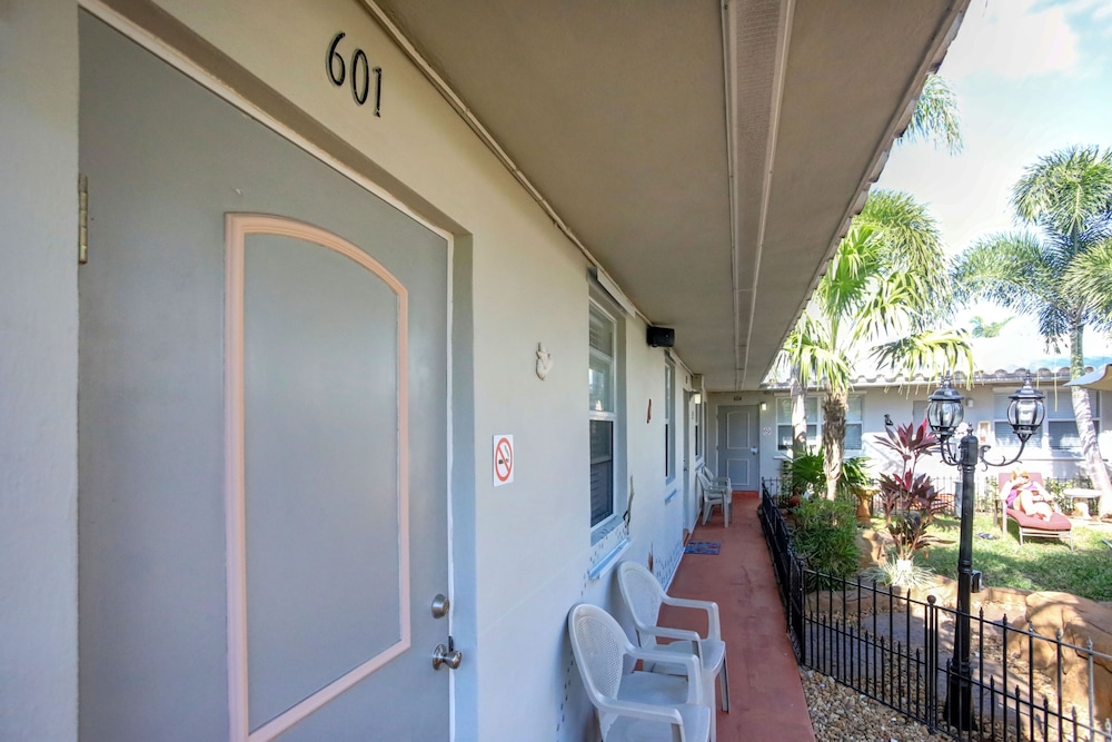 richards motel courtyard