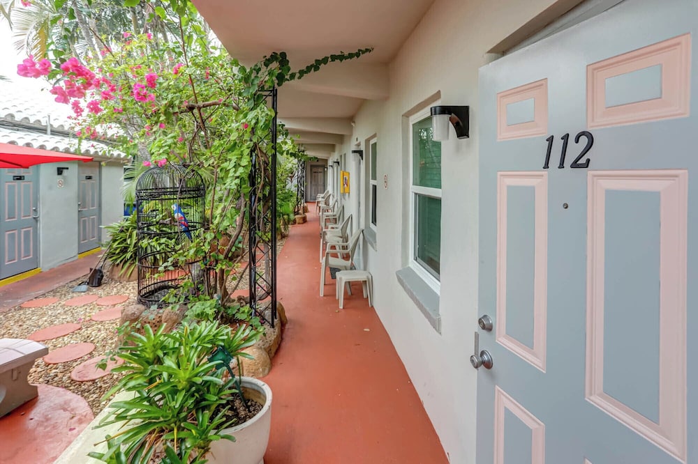 richards motel courtyard