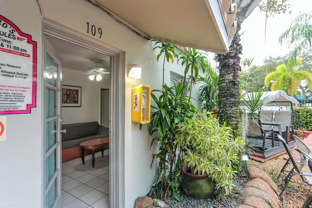 richards motel courtyard