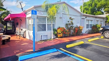 richards motel courtyard