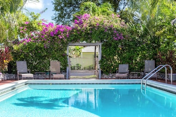 richards motel courtyard