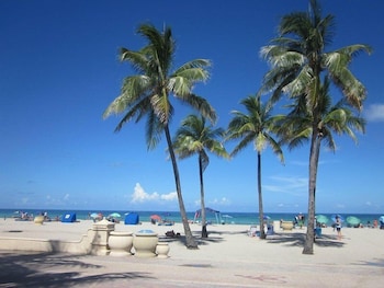 richards motel courtyard