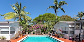 richards motel courtyard