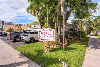 richards motel courtyard