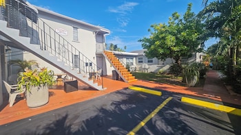 richards motel courtyard