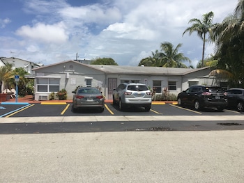 richards motel courtyard