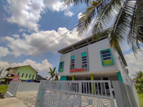 reddoorz syariah near gor satria area