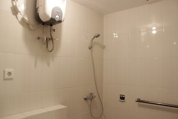 homey and chic 2br apartment newton residence