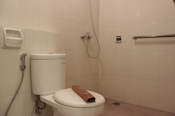 homey and chic 2br apartment newton residence
