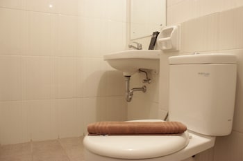 homey and chic 2br apartment newton residence