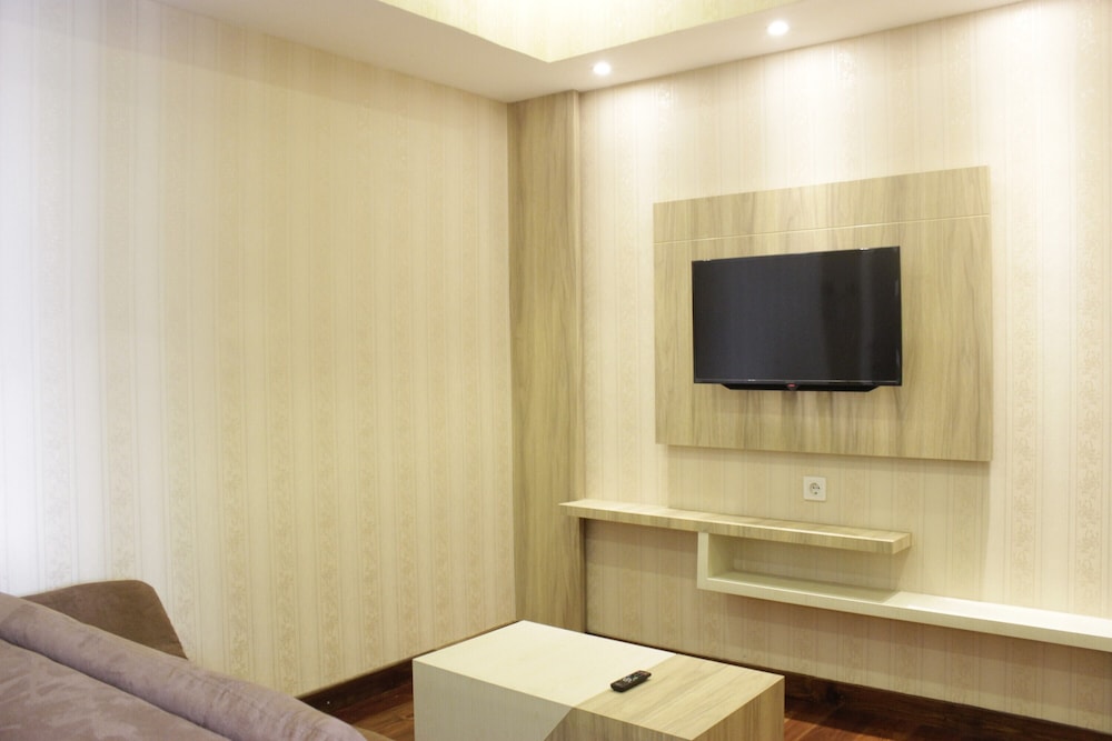 homey and chic 2br apartment newton residence