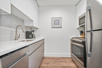 global luxury suites white plains