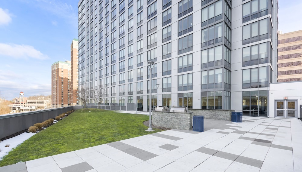 global luxury suites white plains