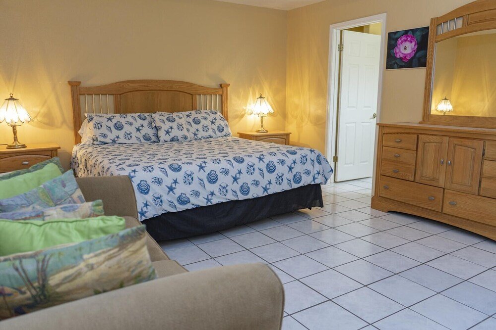 ground floor duplex 1 2 block to beach bbq ok 2 bedroom home by redawning