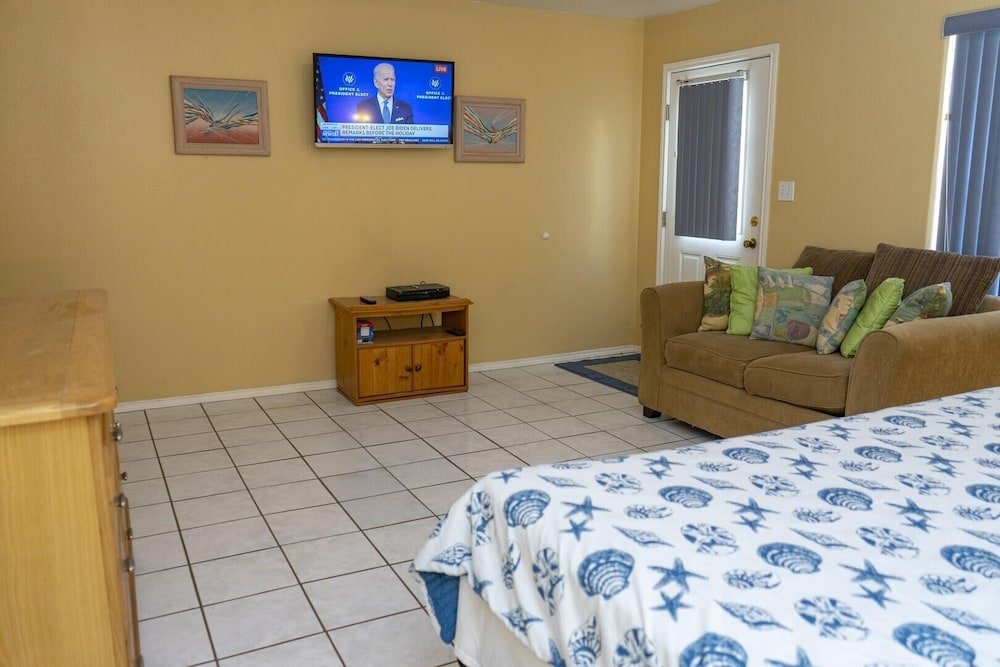 ground floor duplex 1 2 block to beach bbq ok 2 bedroom home by redawning