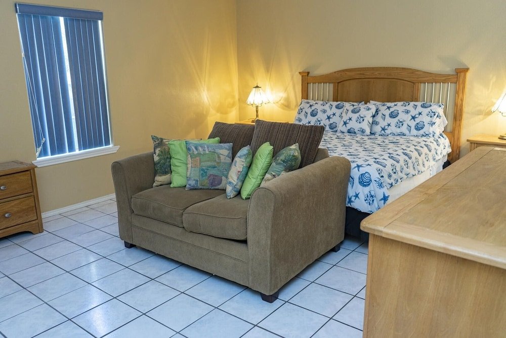ground floor duplex 1 2 block to beach bbq ok 2 bedroom home by redawning