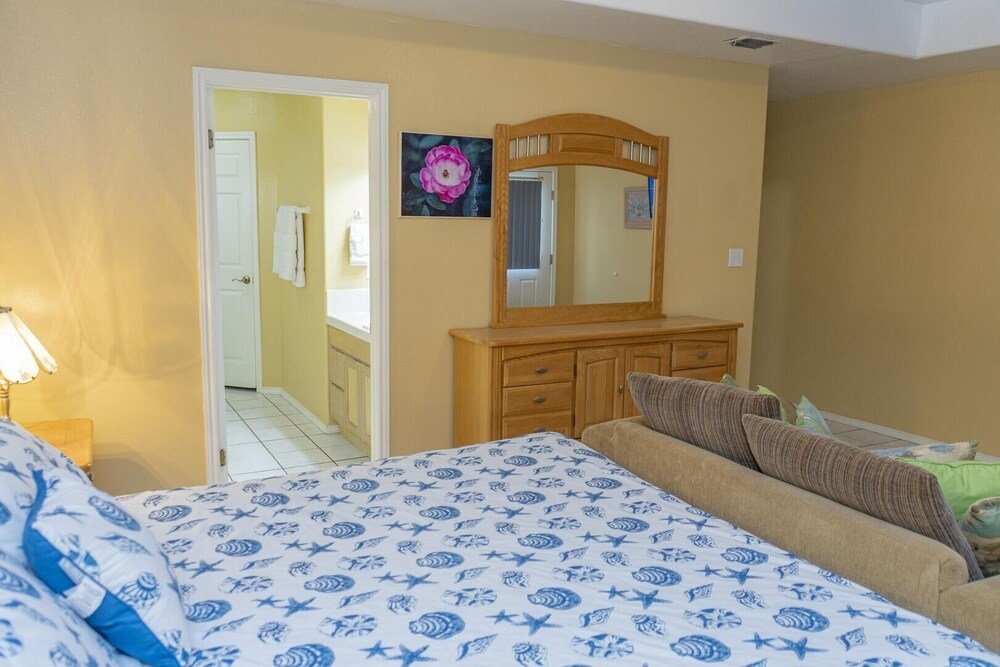 ground floor duplex 1 2 block to beach bbq ok 2 bedroom home by redawning