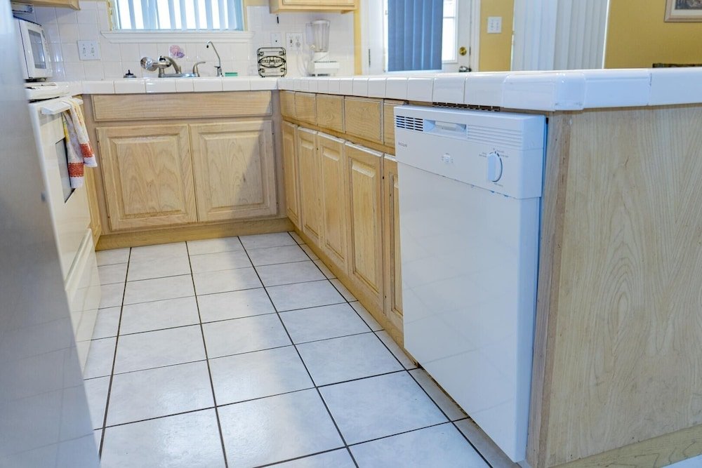 ground floor duplex 1 2 block to beach bbq ok 2 bedroom home by redawning