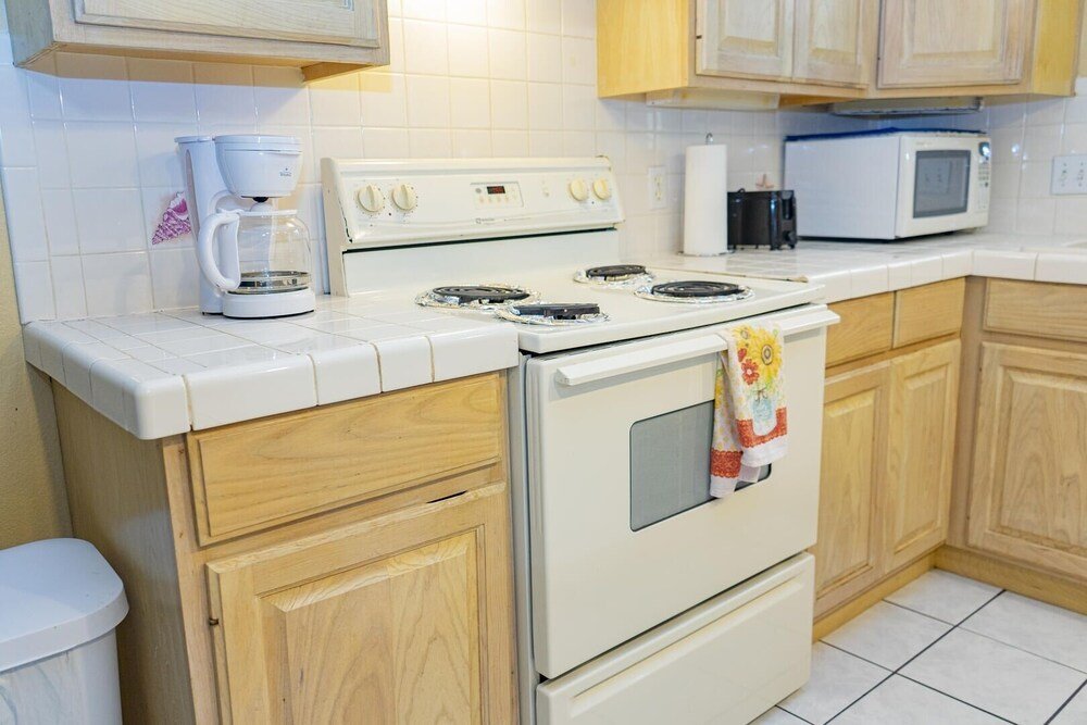 ground floor duplex 1 2 block to beach bbq ok 2 bedroom home by redawning