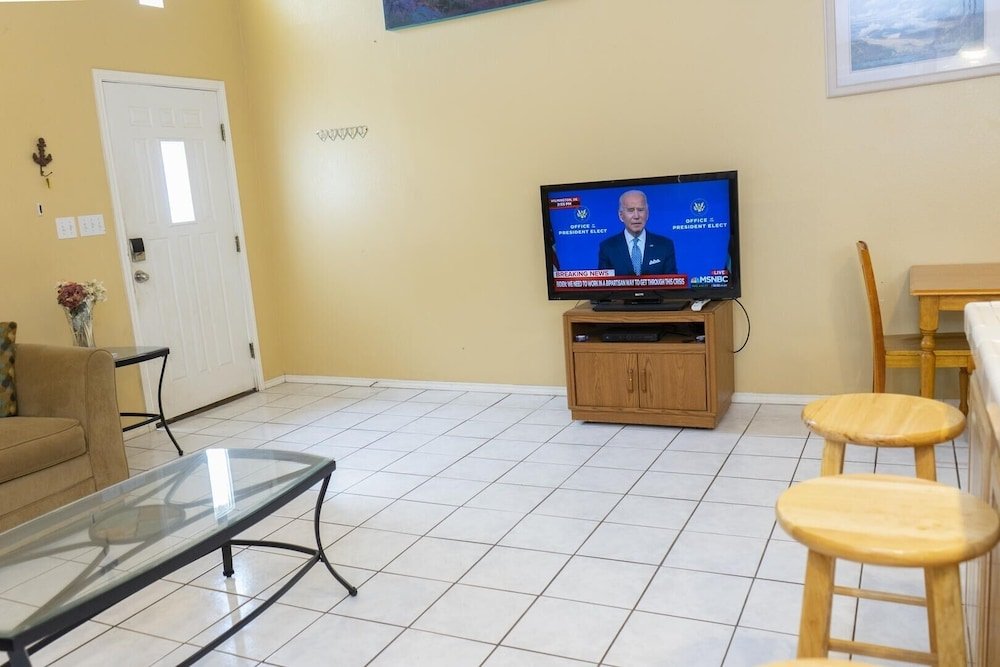ground floor duplex 1 2 block to beach bbq ok 2 bedroom home by redawning