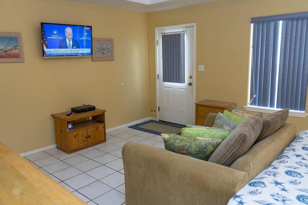 ground floor duplex 1 2 block to beach bbq ok 2 bedroom home by redawning