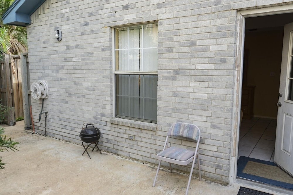 ground floor duplex 1 2 block to beach bbq ok 2 bedroom home by redawning