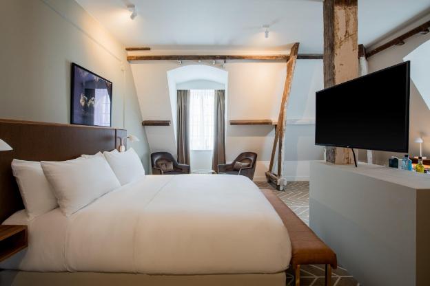 sapphire house antwerp autograph collection