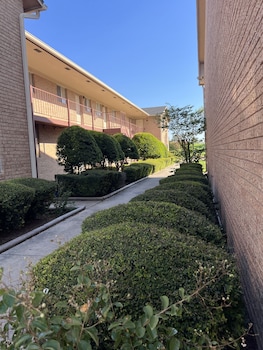hallmark inn and suites