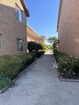 hallmark inn and suites