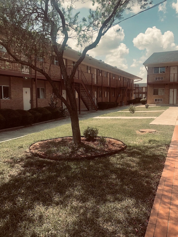 hallmark inn and suites