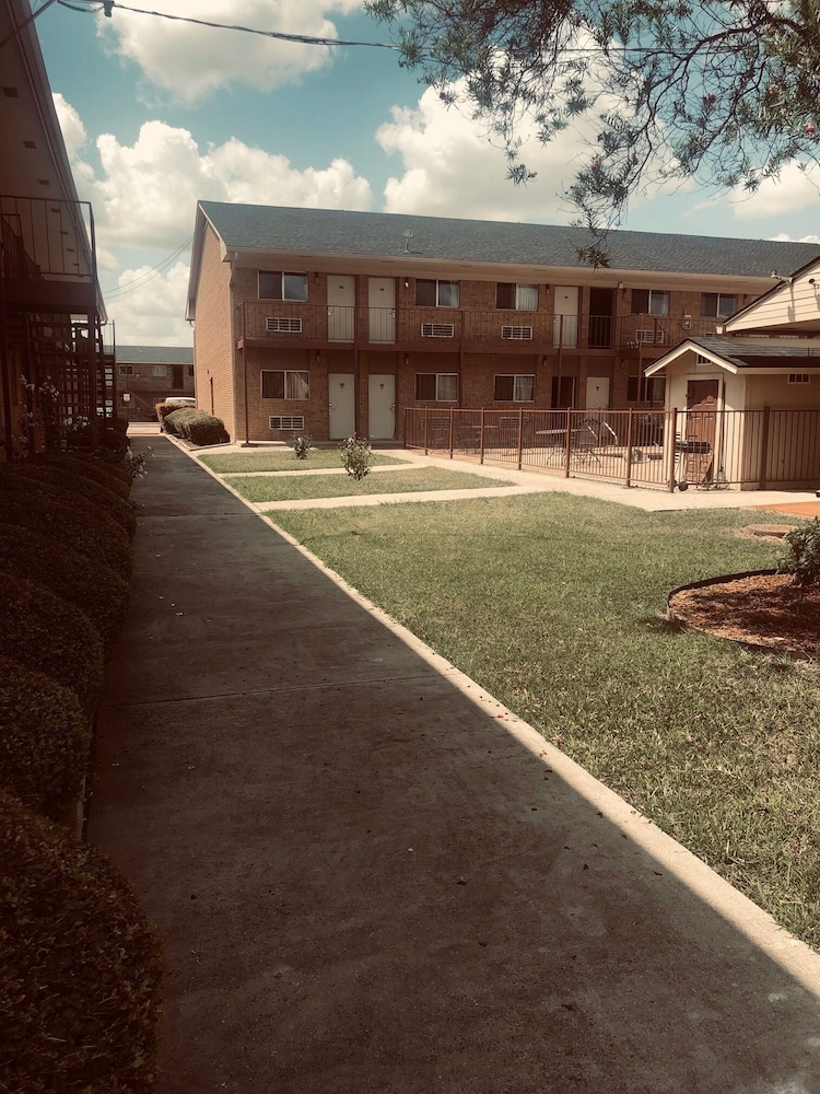 hallmark inn and suites