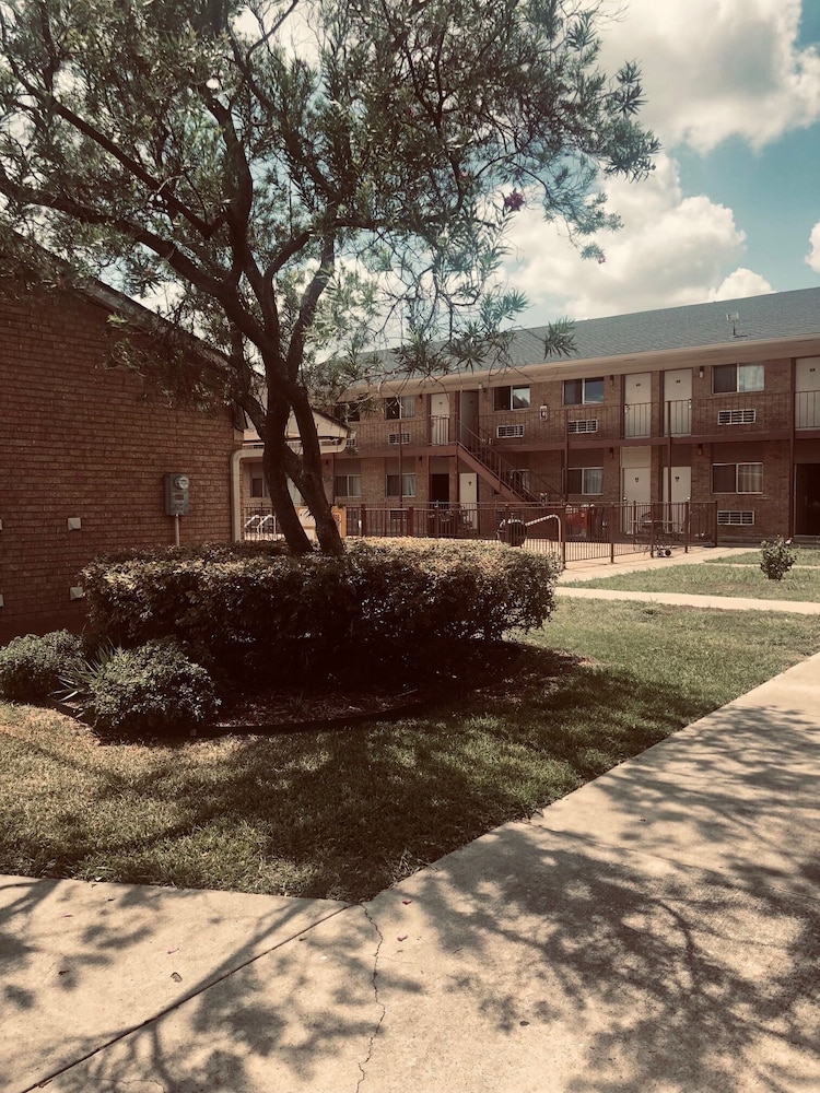 hallmark inn and suites