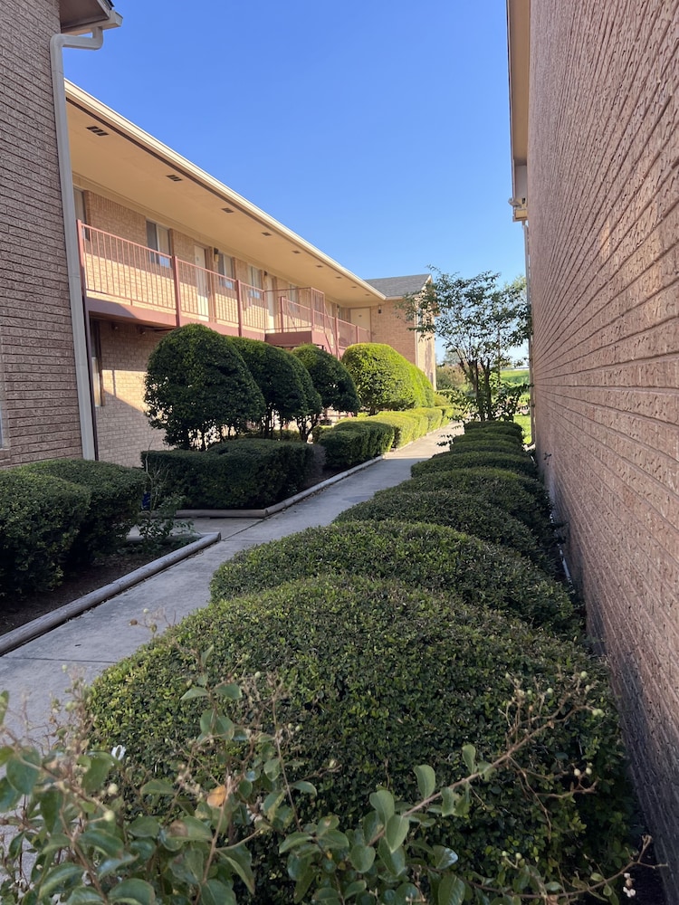 hallmark inn and suites
