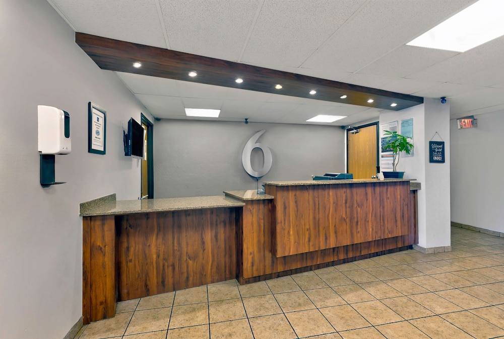 motel 6 oak creek wi