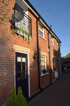 frinton escapes the cottage