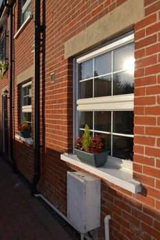 frinton escapes the cottage