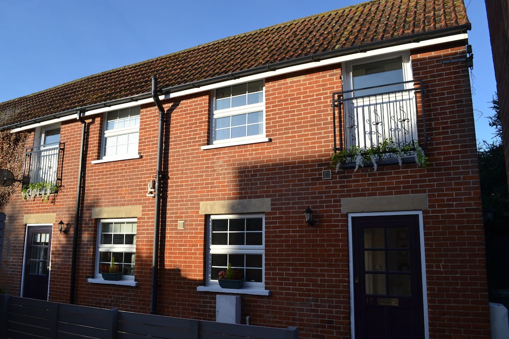 frinton escapes the cottage