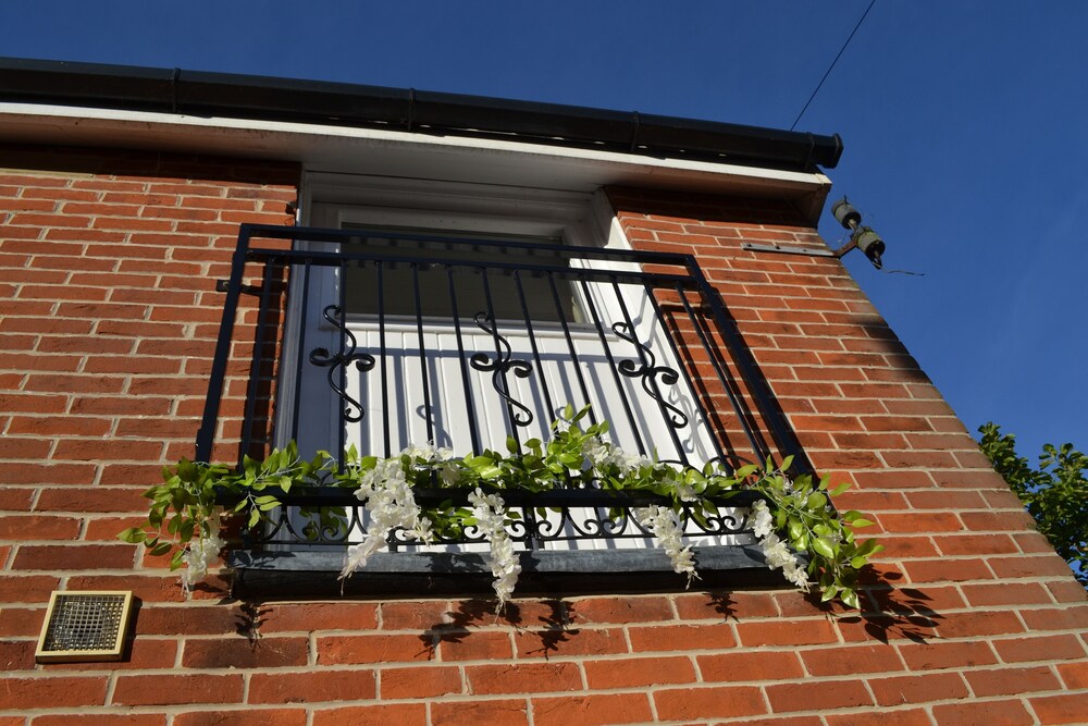 frinton escapes the cottage