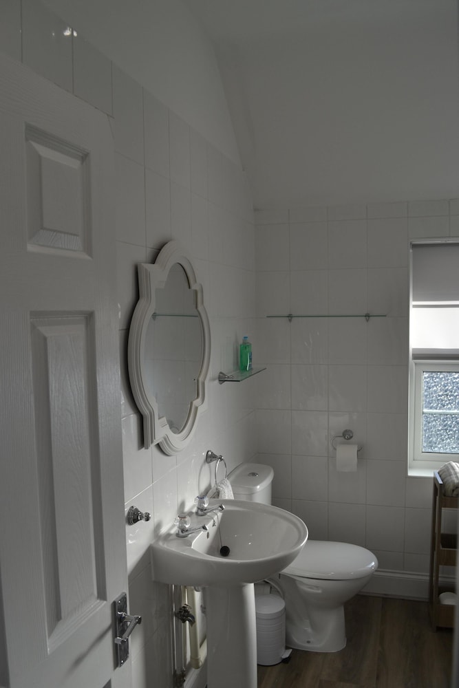 frinton escapes the cottage