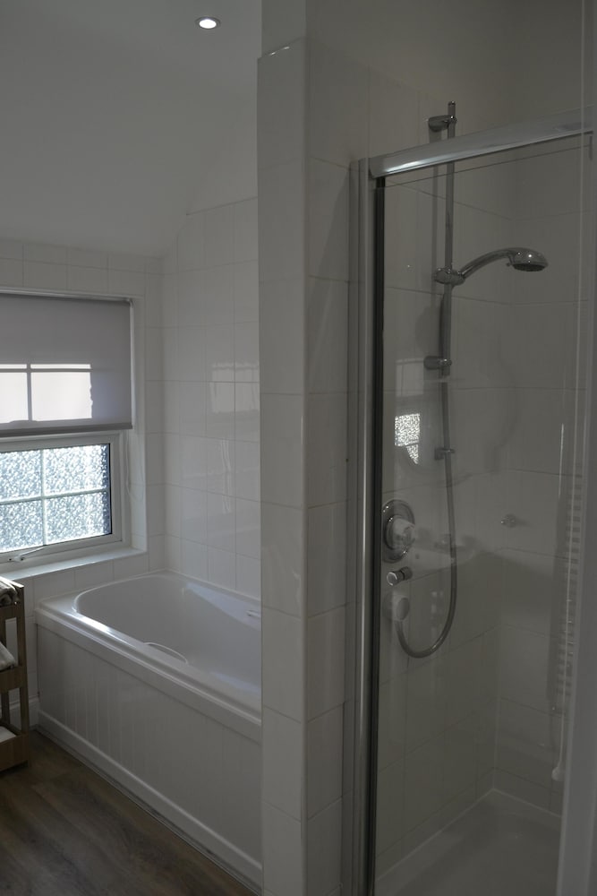 frinton escapes the cottage