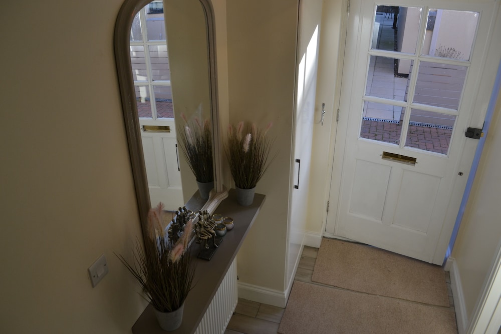 frinton escapes the cottage